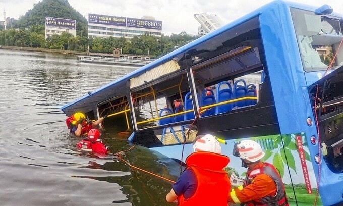 Cứu hộ tại hiện trường vụ xe buýt chở học sinh lao xuống hồ ở thị trấn An Thuận, tỉnh Quý Châu, Trung Quốc, hôm nay. Ảnh: SCMP. 