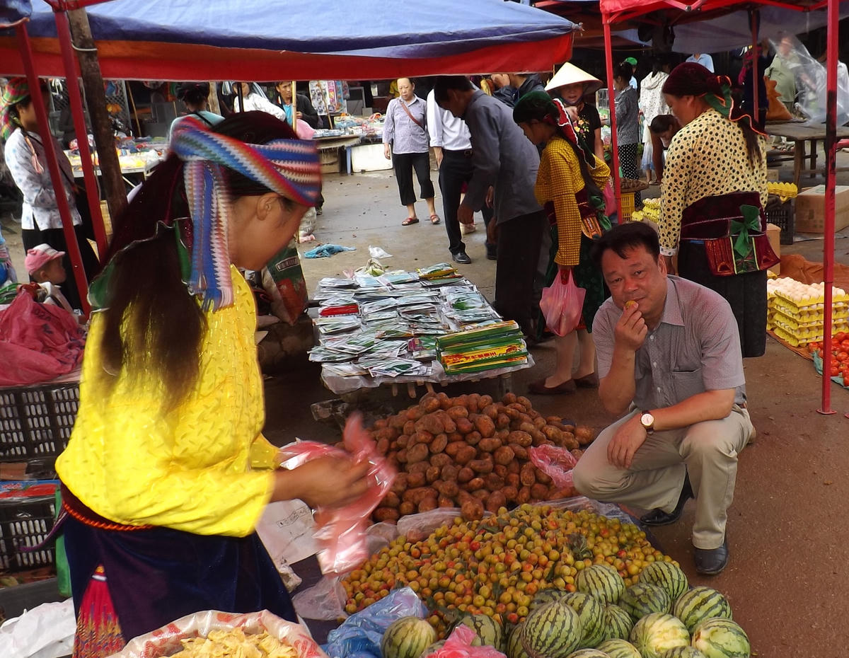 Tác giả trong phiên chợ Đồng Văn.  
