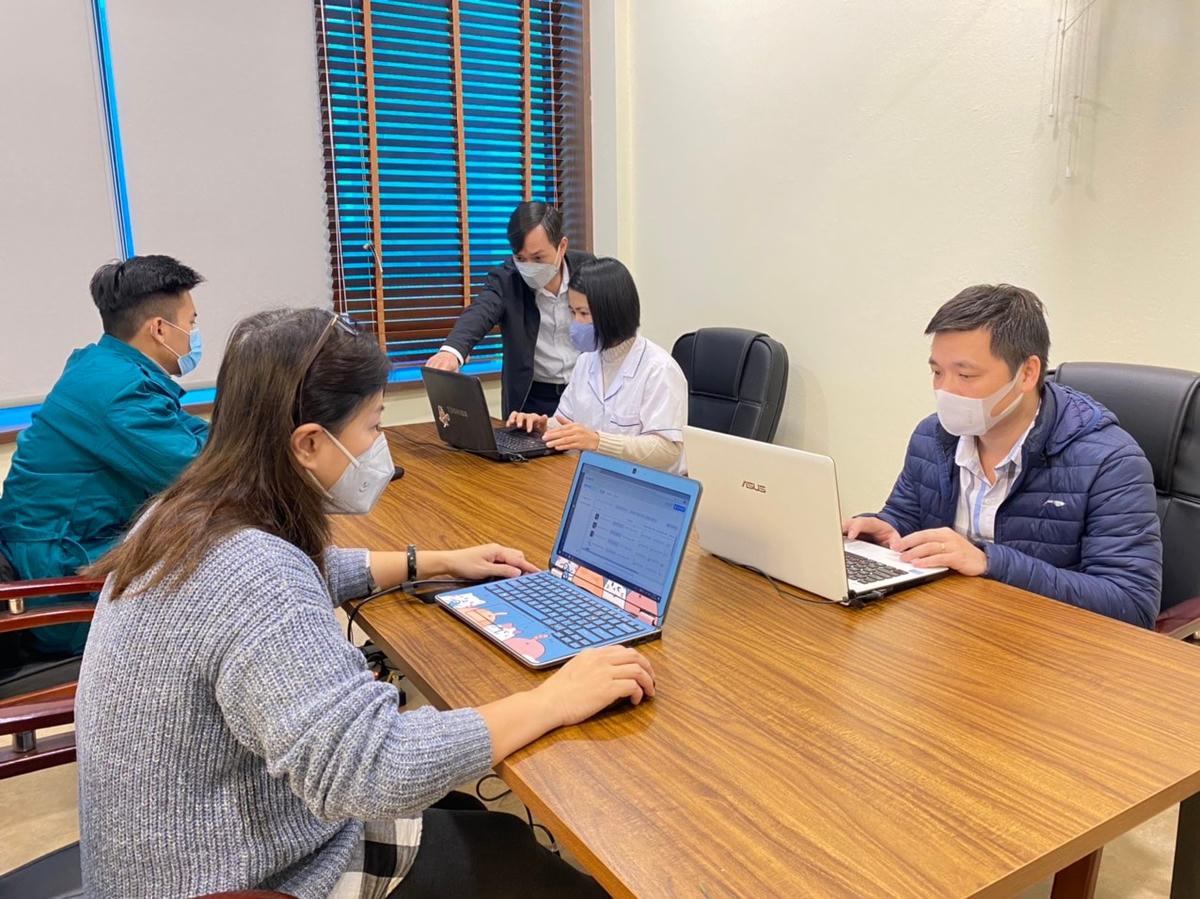 Cán bộ trạm y tế online thường xuyên túc trực hỗ trợ người dân.  Ảnh: TL