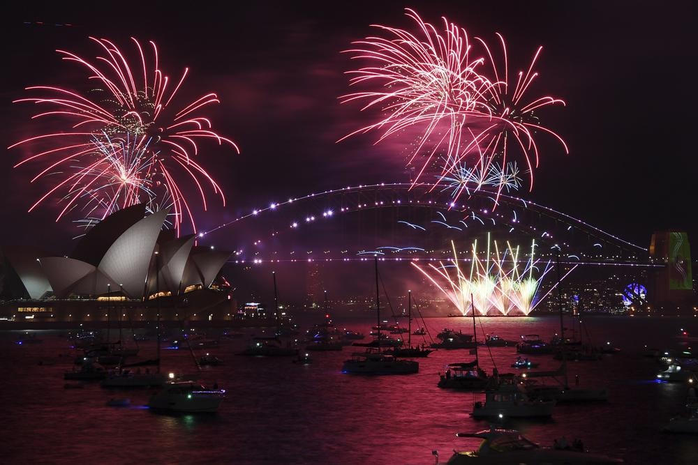 Pháo hoa rực sáng trên bầu trời tại Nhà hát Opera Sydney và Cầu Harbour khi lễ chào đón đêm giao thừa khai màn ở Sydney. Ảnh AP.  