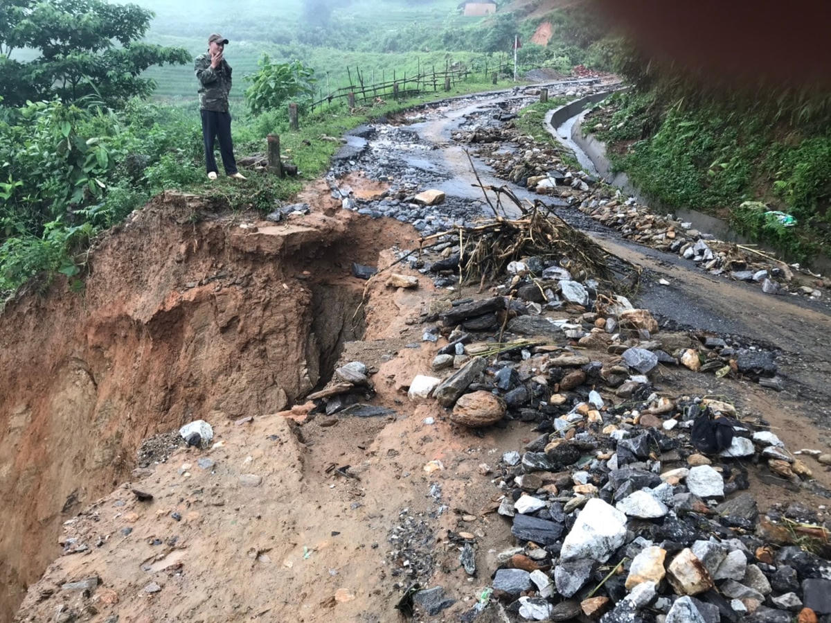  Một đoạn đường dân sinh bị lũ ở Lào Cai. (Ảnh UBND tỉnh Lào Cai cung cấp).