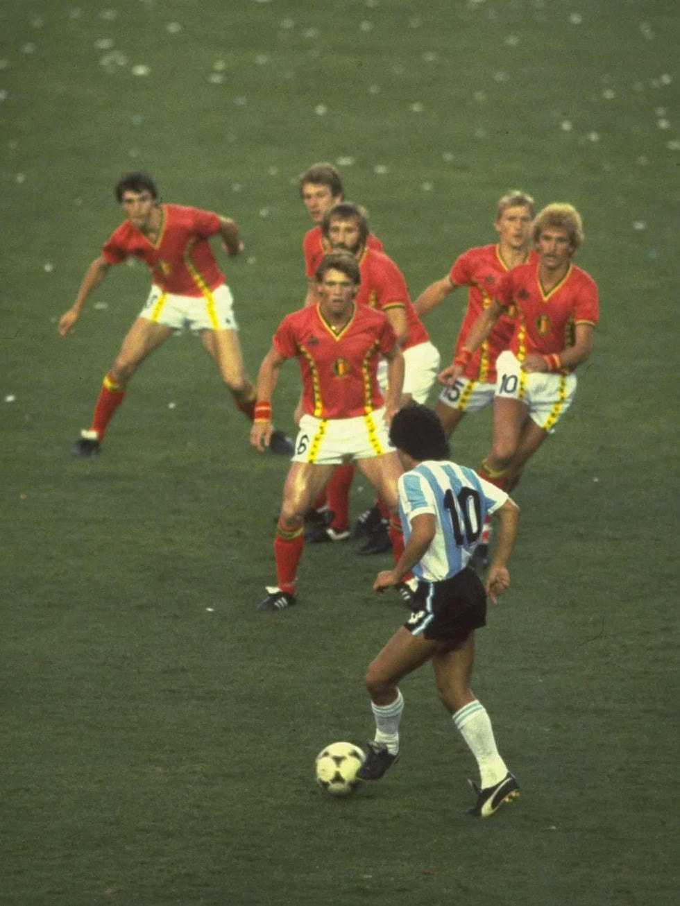 Lần đầu tiên Maradona góp mặt tại một kỳ World Cup  là vào năm 1982, ngay lập tức ông được trao chiếc áo số 10 khi mới 21 tuổi.