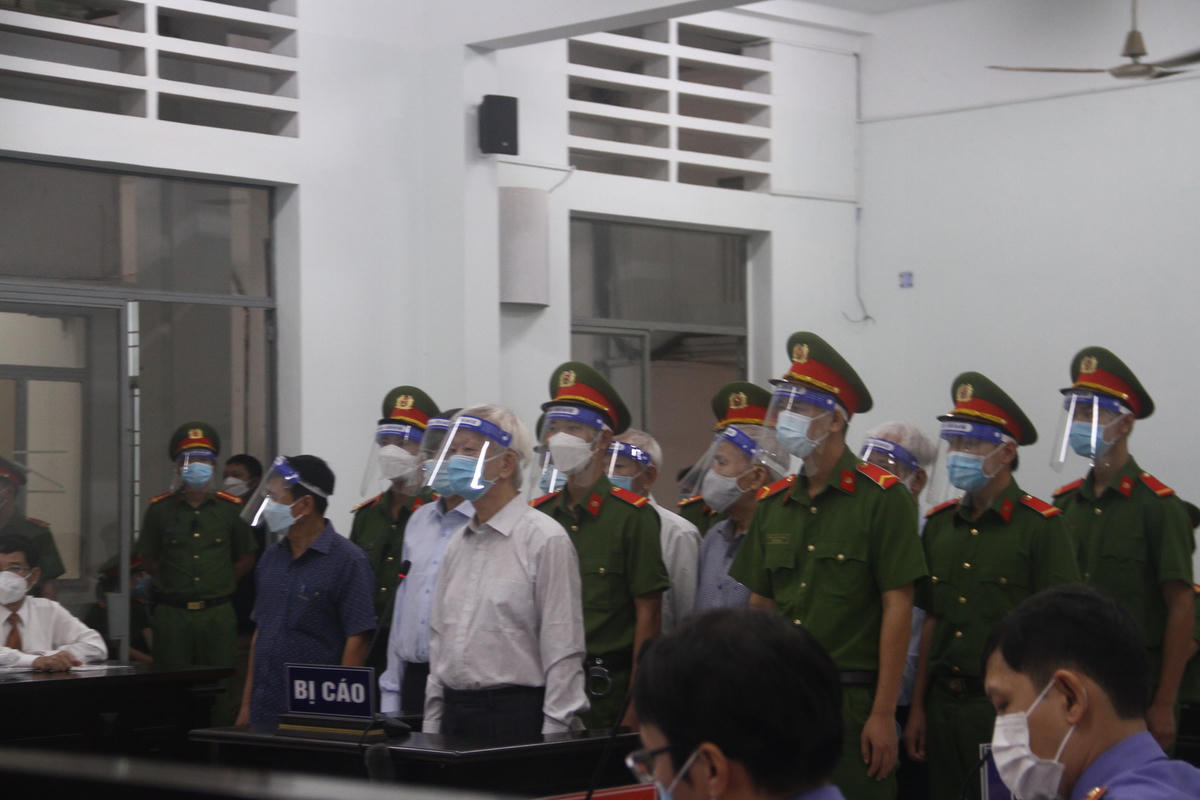 Bị cáo Nguyễn Chiến Thắng đang trả lời trước phiên tòa.