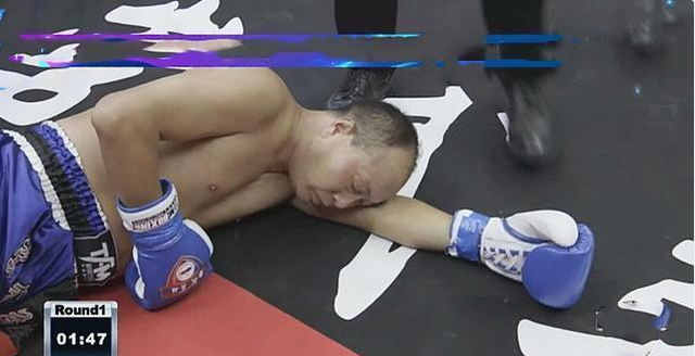 Tống Đức Tài đổ gục trên sàn đấu.