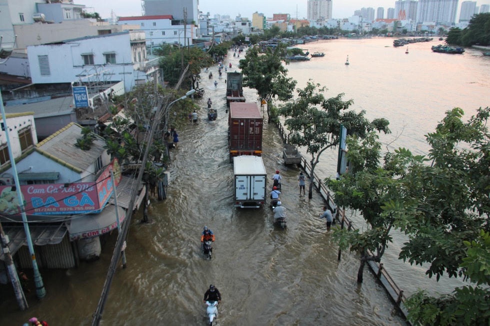 Đường Trần Xuân Soạn (TPHCM) lênh láng nước, chiều 16/11. Ảnh: Kim Út.