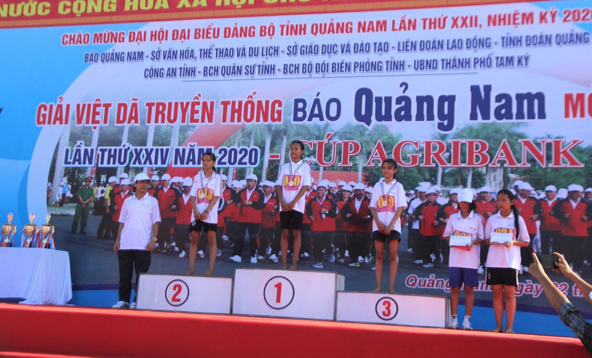 BTC trao giải nội dung 1.500 m khối phòng GD&ĐT.