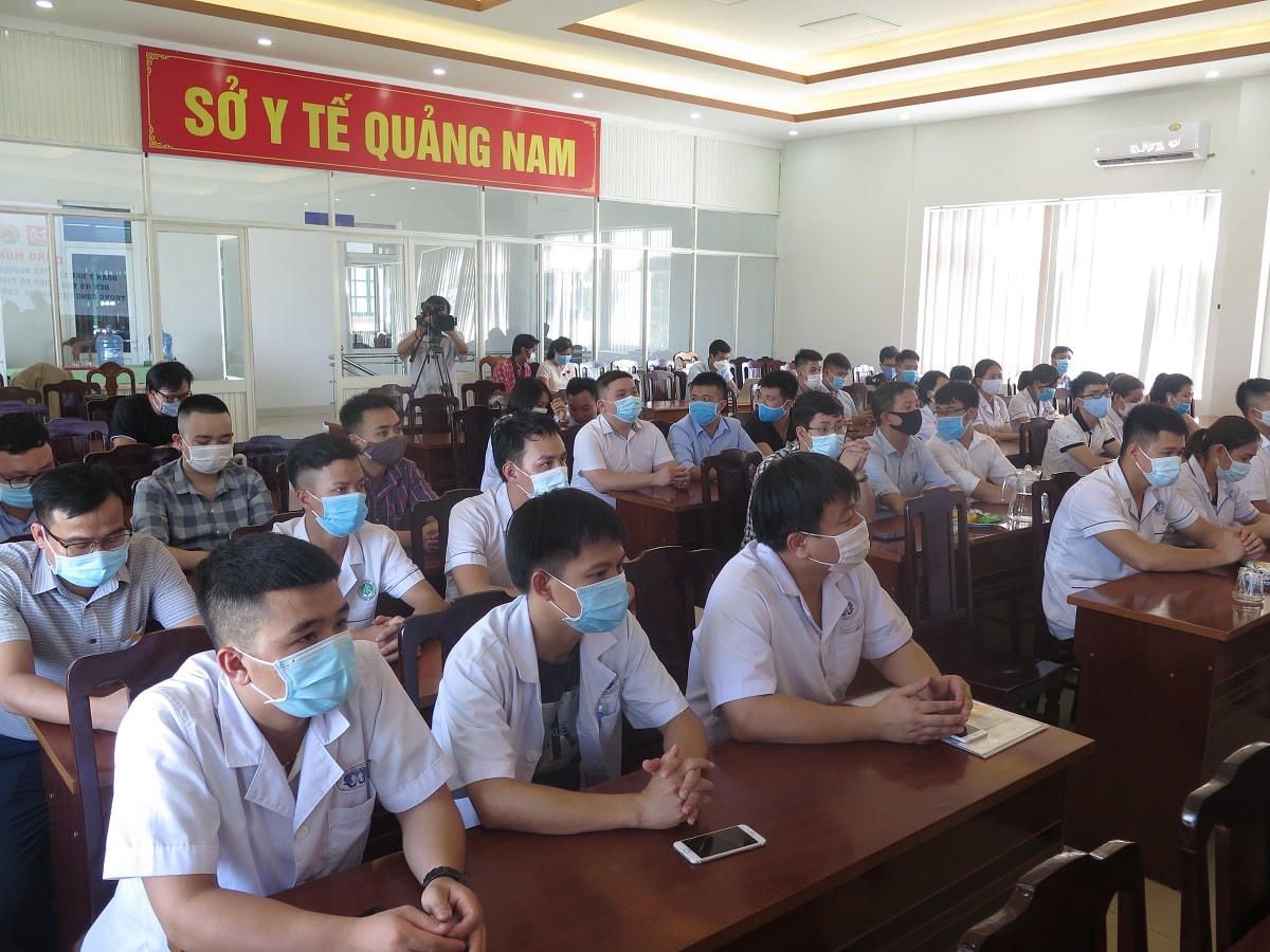 Đoàn y tế tỉnh Phú Thọ đang tập trung nghe các hướng dẫn.