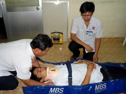 Việc cố định cột sống phải được làm ngay từ đầu khi tiếp xúc với bệnh nhân nghi ngờ bị chấn thương cột sống. Nguồn: Sức khỏe đời sống.
