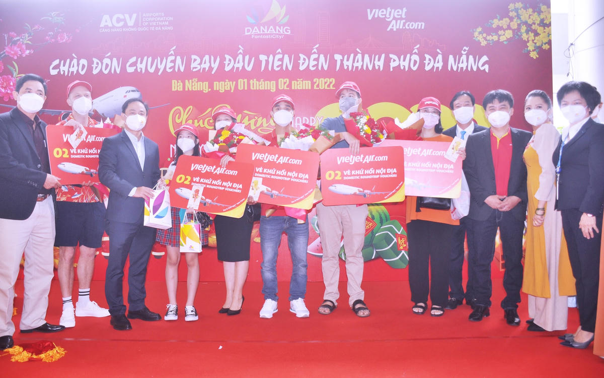 Những du khách đầu tiên đặt chân xuống sân bay quốc tế Đà Nẵng.