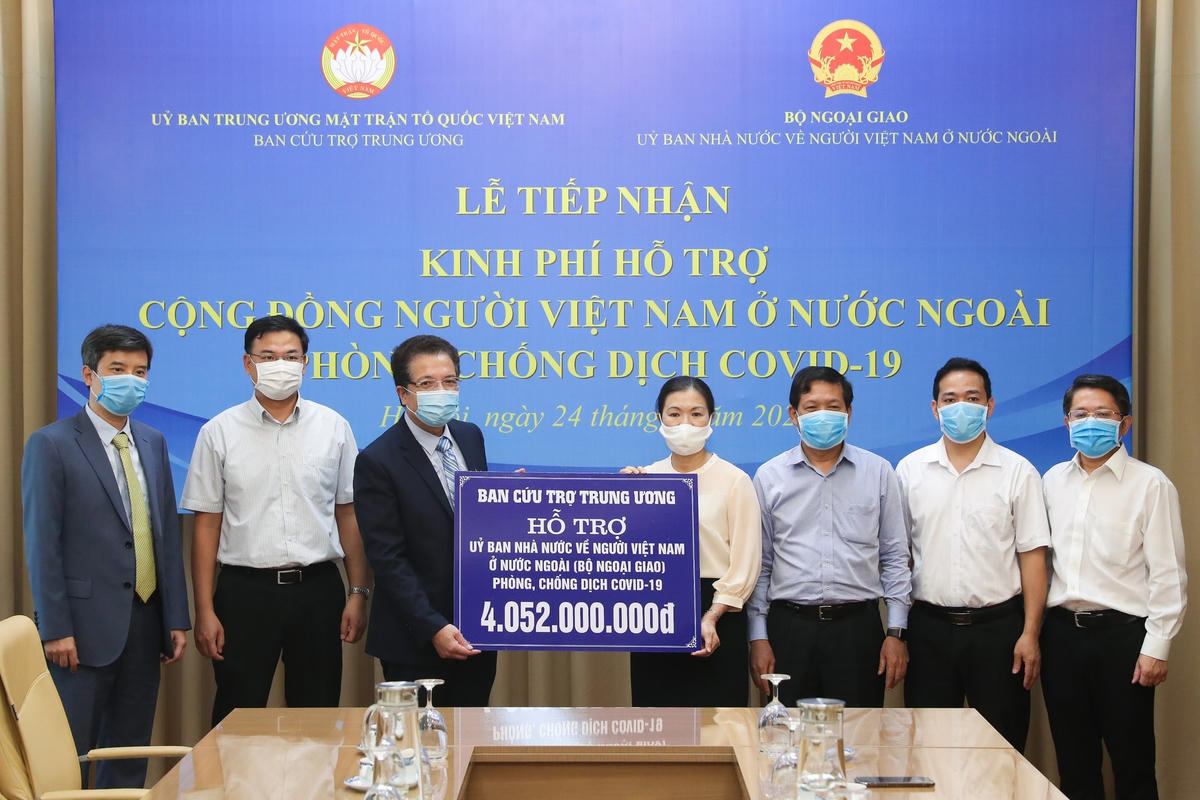 Phó Chủ tịch UBTƯ MTTQ Việt Nam Trương Thị Ngọc Ánh trao tượng trưng số tiền hơn 4 tỷ đồng hỗ trợ người Việt Nam ở nước ngoài phòng, chống dịch Covid-19.