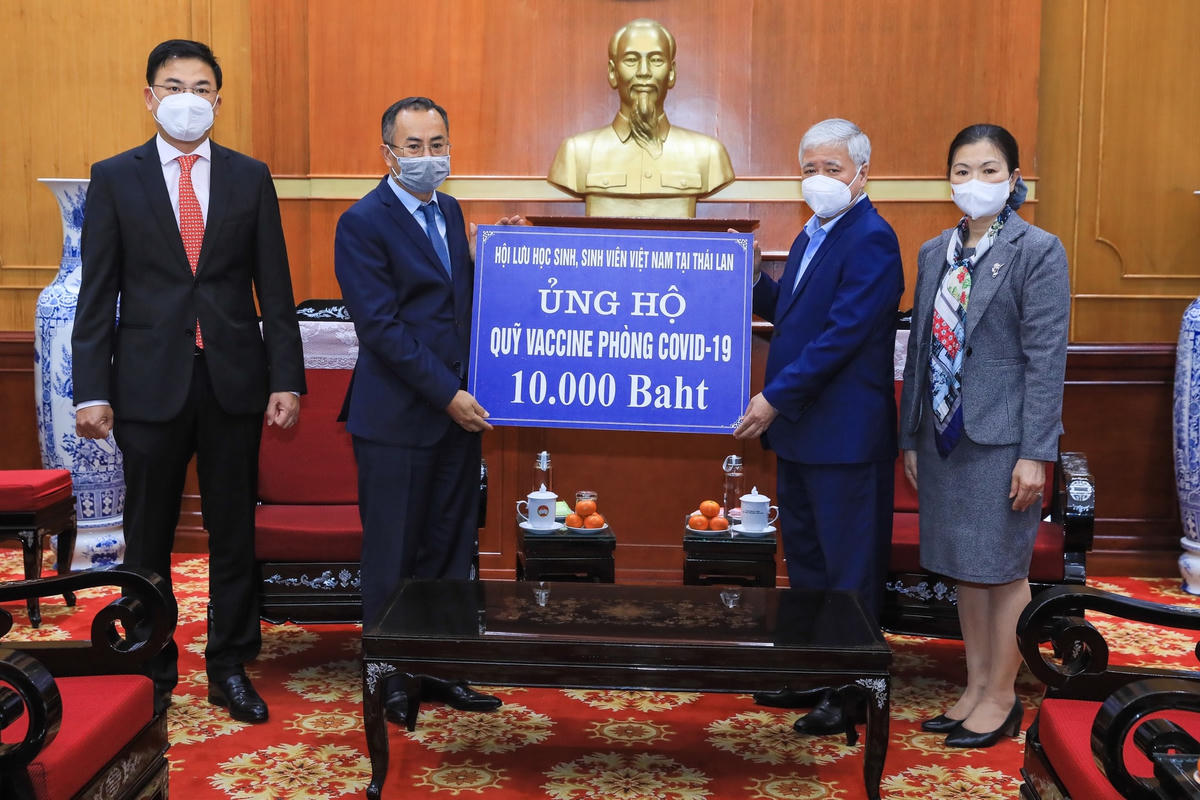 Chủ tịch Đỗ Văn Chiến tiếp nhận ủng hộ từ Hội Lưu học sinh, sinh viên Việt Nam tại Thái Lan. Ảnh: Quang Vinh.