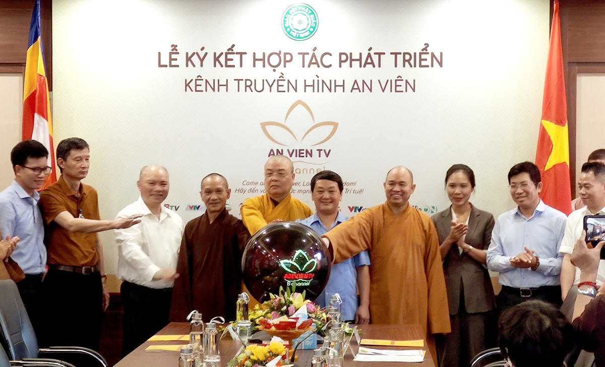 Phó Chủ tịch - Tổng Thư ký Hầu A Lềnh và các đại biểu bấm nút khai trương kênh truyền hình An Viên - BChannel.