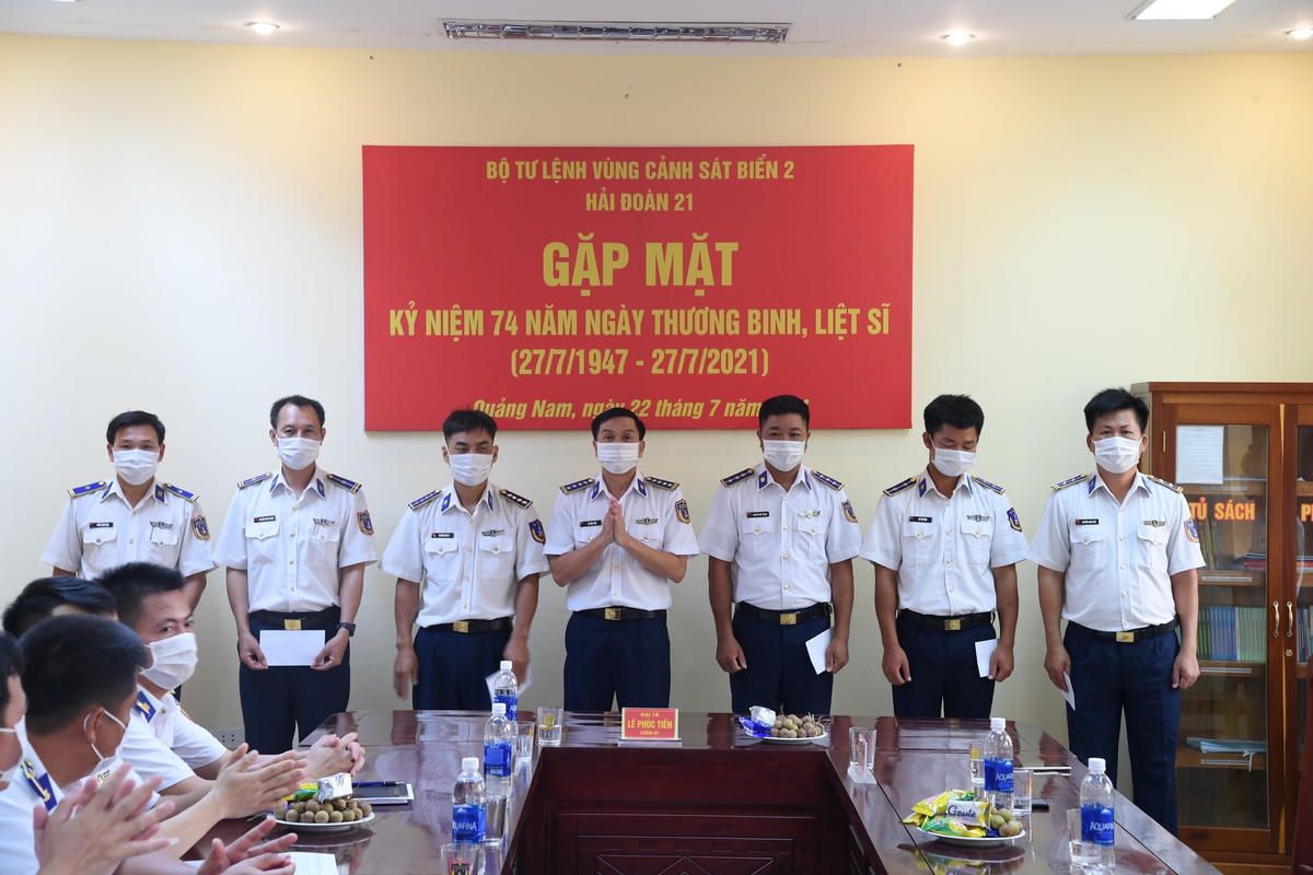 Đại tá Lê Phúc Tiến trao quà cho thân nhân liệt sỹ, thương binh, bệnh binh của Hải đoàn 21.