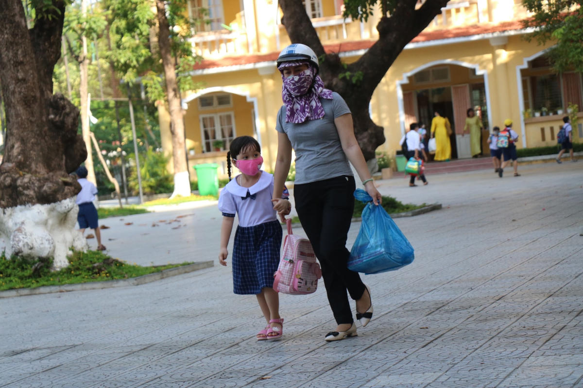 Đối với học sinh mới vào lớp 1, lần đầu tới trường nên phụ huynh được phép dẫn con vào lớp.