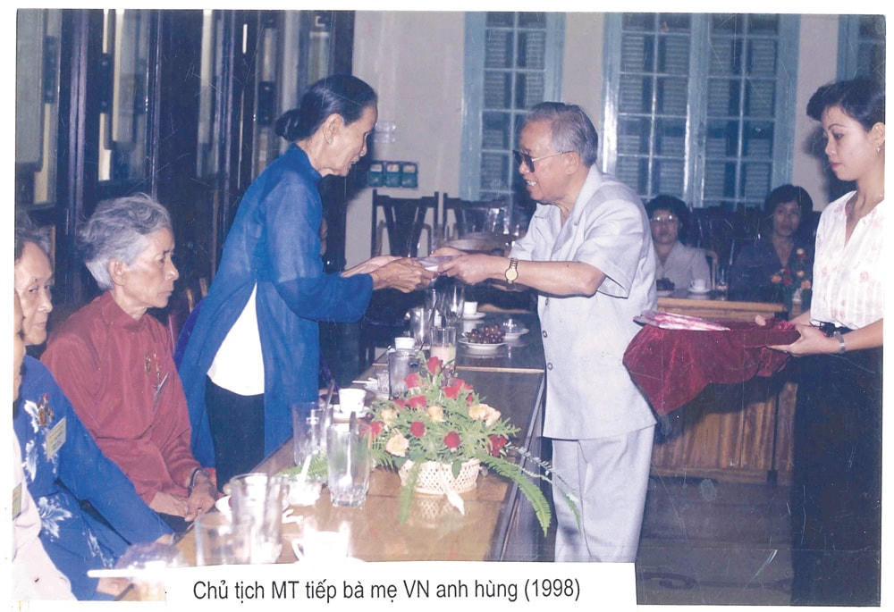 Chủ tịch Lê Quang Đạo tiếp đoàn đại biểu là Bà mẹ Việt Nam Anh hùng đến thăm MTTQ Việt Nam vào năm 1998. Ảnh: TGCC.