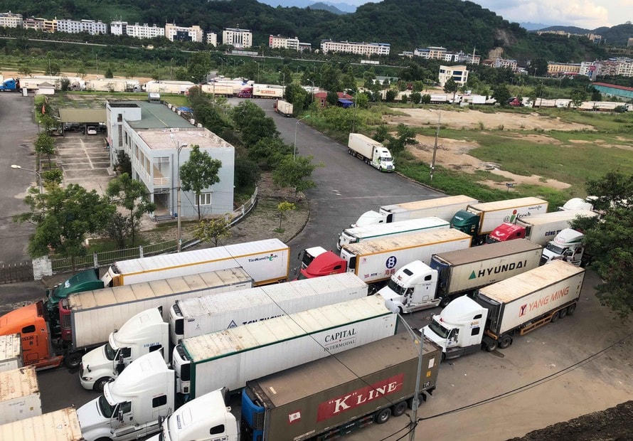 Tháng 8/2019, hàng nghìn xe container chở quả thanh long xuất khẩu cũng ùn ứ hàng dài chờ Hải quan Trung Quốc giải quyết thủ tục nhập khẩu.