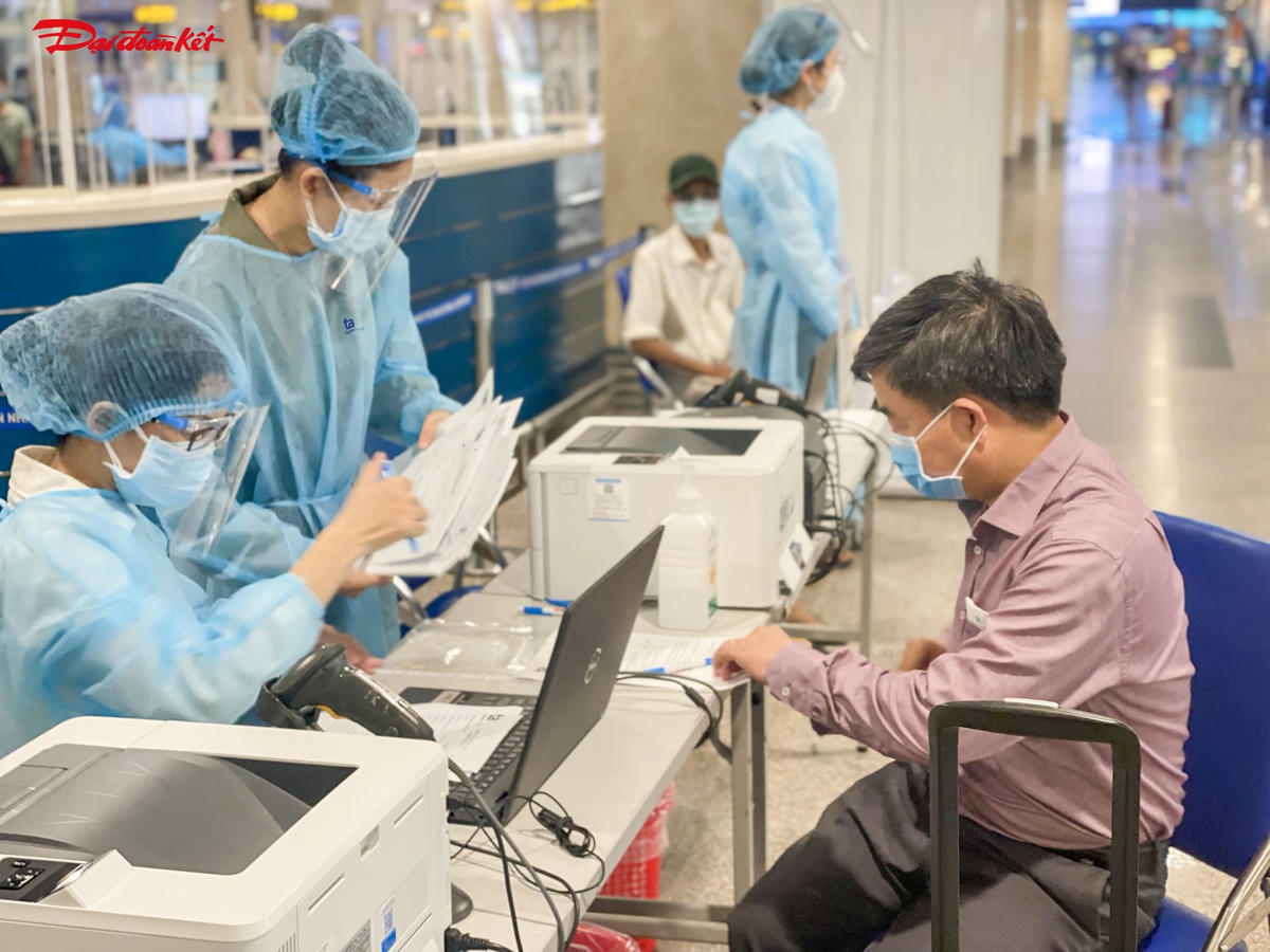 Đăng ký lấy mẫu xét nghiệm test nhanh Covid-19 tại Sân bay Tân Sơn Nhất.