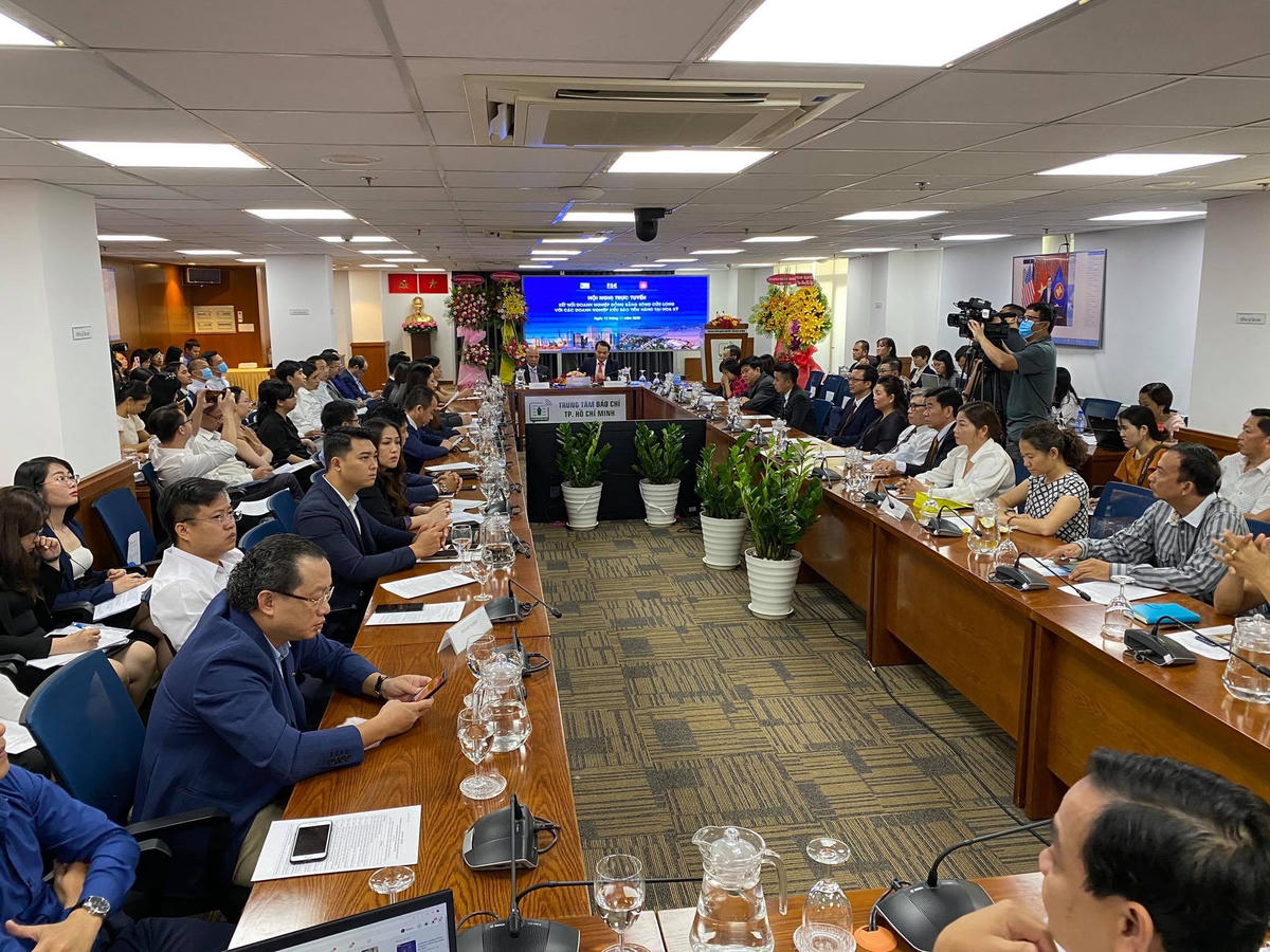 Hơn 100 đại biểu doanh nghiệp, doanh nhân kiều bào tham dự đóng góp ý kiến tại Hội nghị điểm cầu TP HCM.