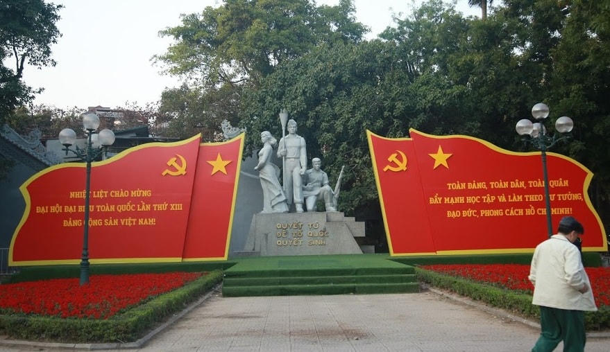 Đường phố Hà Nội thay áo mới chào mừng Đại hội toàn quốc lần thứ XIII của Đảng