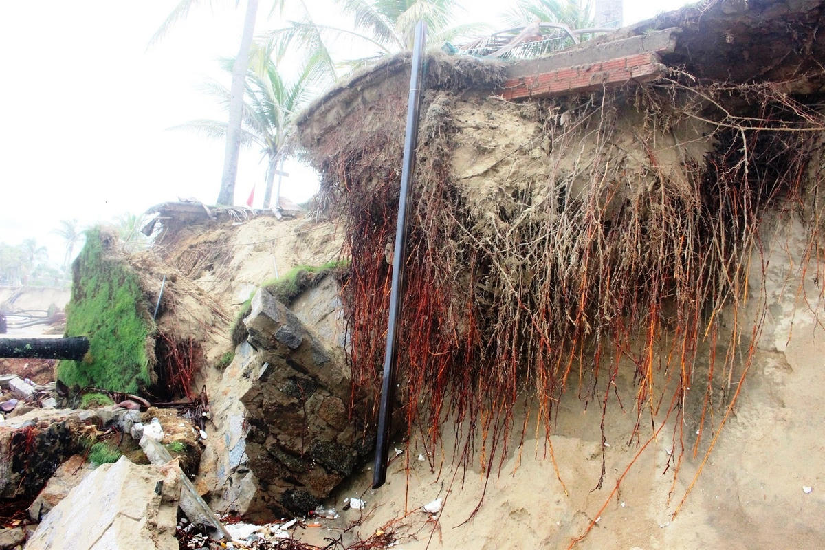 [ẢNH]Triều cường đánh tan nát bờ biển Hội An 