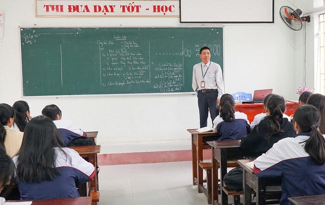 Thầy Đông trong giờ lên lớp.  