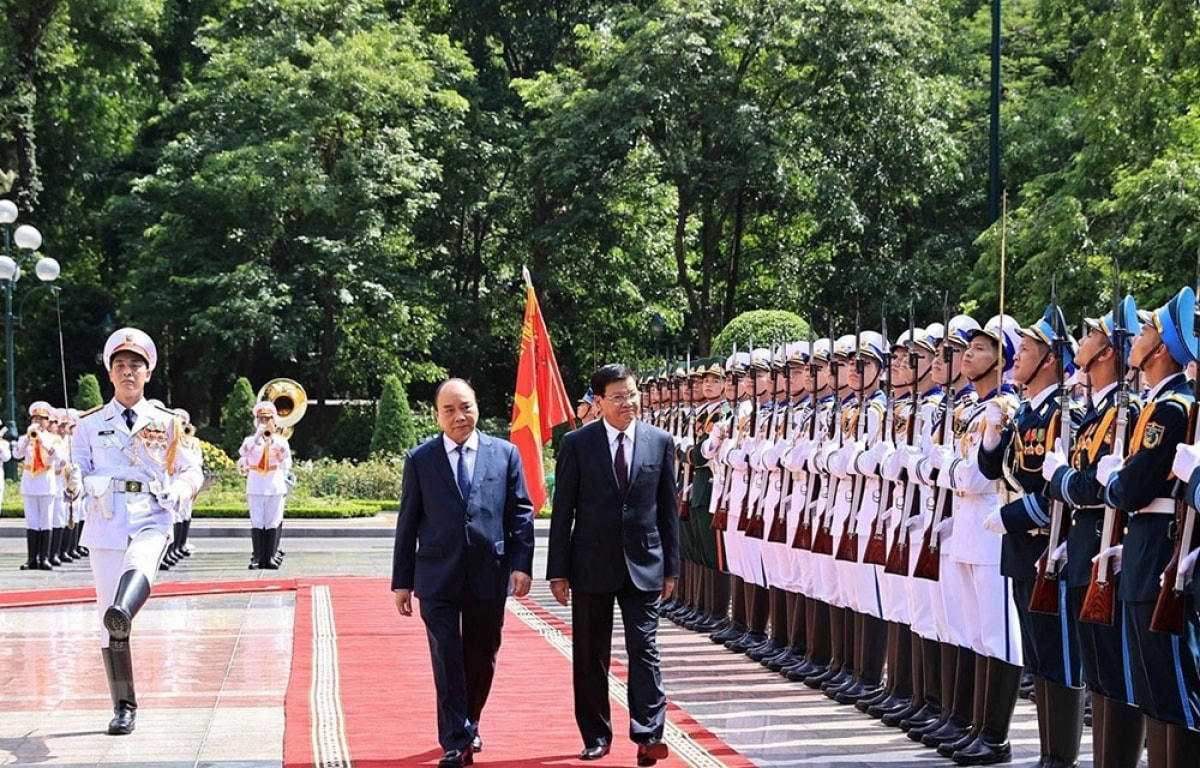 Chủ tịch nước Nguyễn Xuân Phúc cùng Tổng Bí thư, Chủ tịch nước Lào Thongloun Sisoulith duyệt Đội Danh dự Quân đội Nhân dân Việt Nam. Nguồn: VOV.