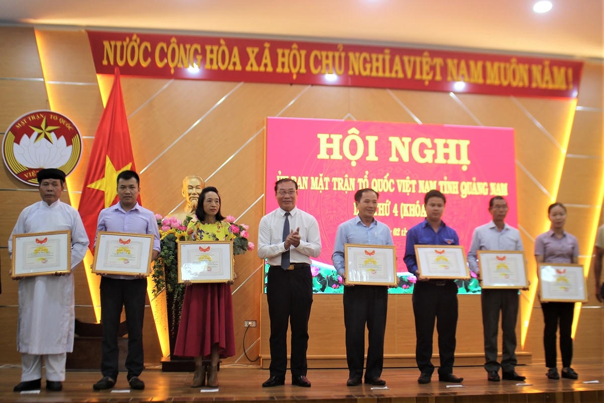 Tặng Bằng khen cho các cá nhân có thành tích xuất sắc trong công tác phòng chống dịch Covid-19.