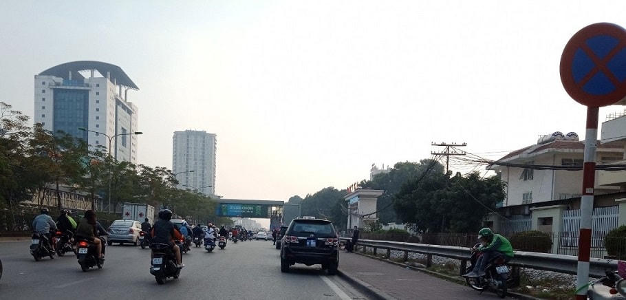 Nhiều xe dừng, đỗ không đúng nơi quy định trước cổng Bệnh viện Bạch Mai.