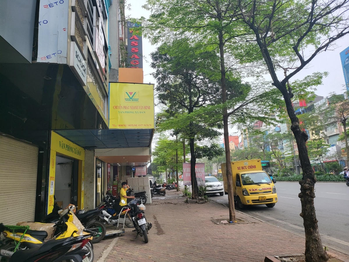 Khoảng 11h43, ngày 21/3, khi có mặt trên đường Xã Đàn phóng viên cảm thấy ngạc nhiên là dù phố cấm dừng, cấm đỗ nhưng hàng loạt xe Bưu chính Văn Minh vẫn vô tư đậu ngay trước cửa văn phòng mà không hề bị xử lý.