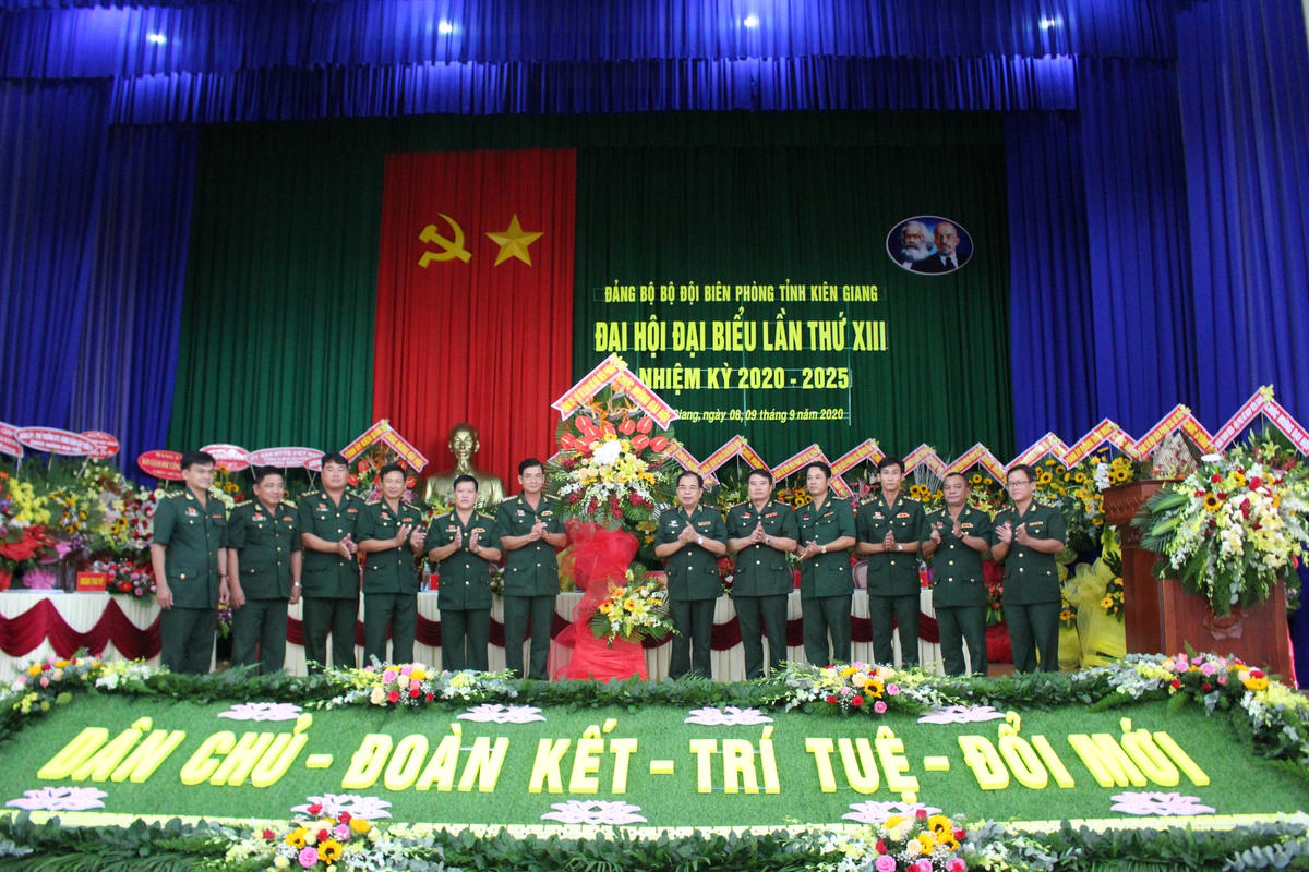 Ban chấp hành mới ra mắt đại biểu