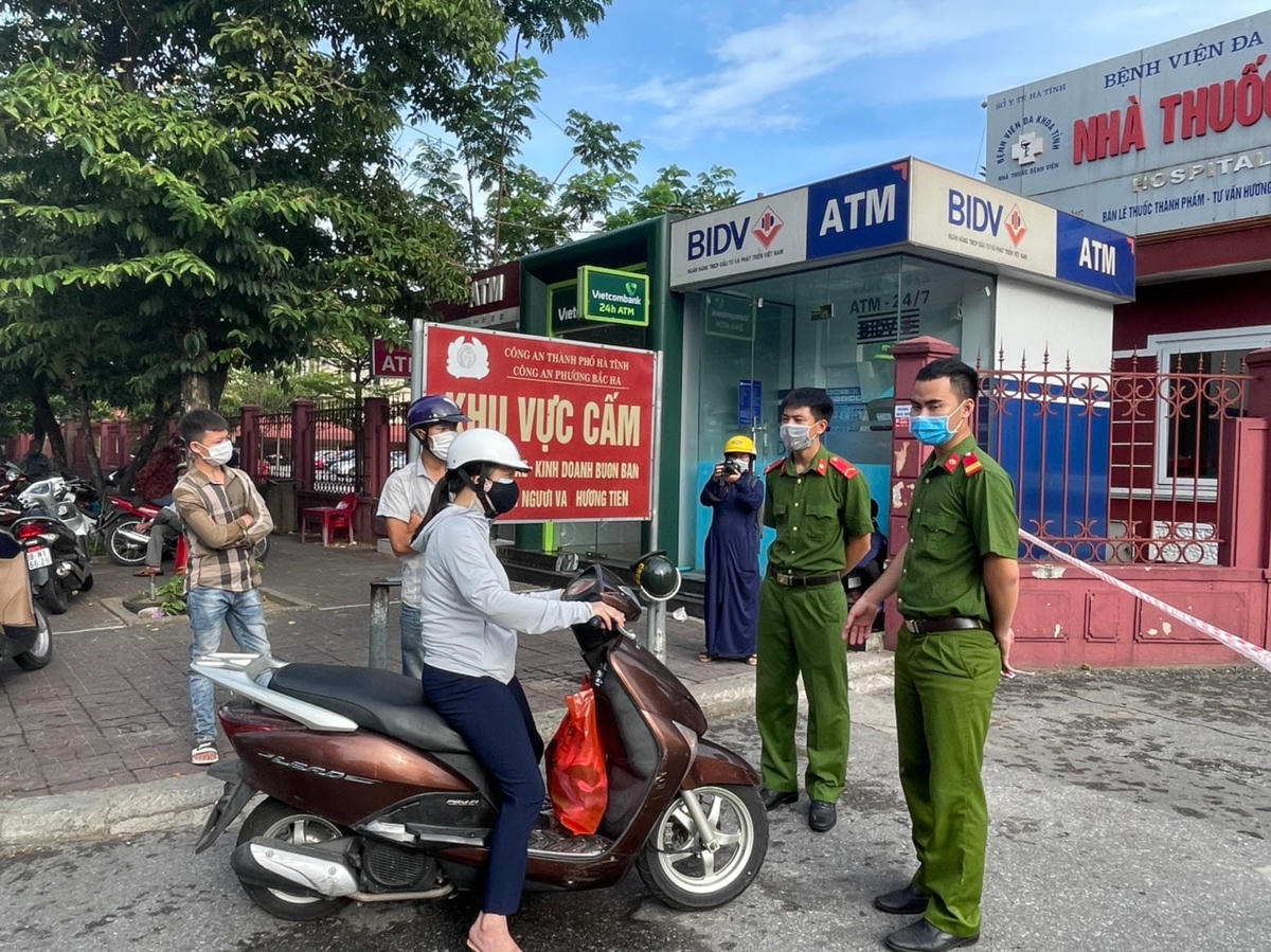 Kiểm soát chặt chẽ trước Bệnh viện đa khoa tỉnh Hà Tĩnh.