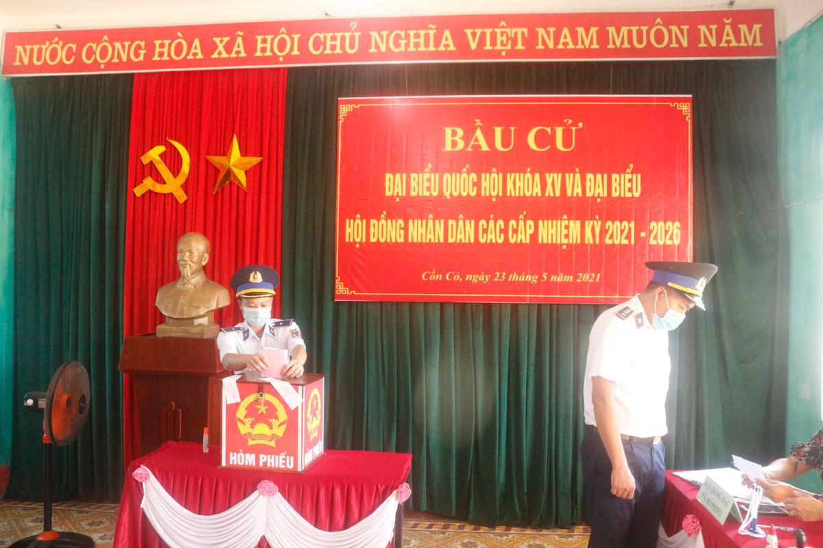 Cán bộ, chiến sĩ CSB 2 bỏ phiếu bầu cử.