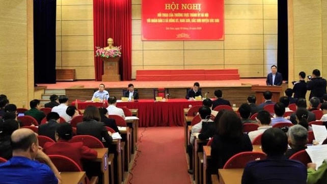 Thường trực Thành ủy Hà Nội đối thoại với người dân 3 xã Hồng Kỳ, Nam Sơn, Bắc Sơn (huyện Sóc sơn) liên quan đến những vấn đề ở bãi rác Nam Sơn. (Ảnh VTC New).