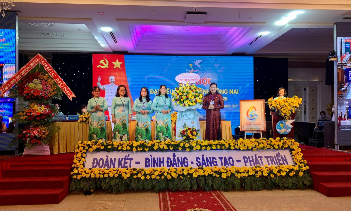 Phó chủ tịch Trung ương Hội LHPN Việt Nam Đỗ Thị Thu Thảo (bên phải) tặng hoa chúc mừng đại hội.