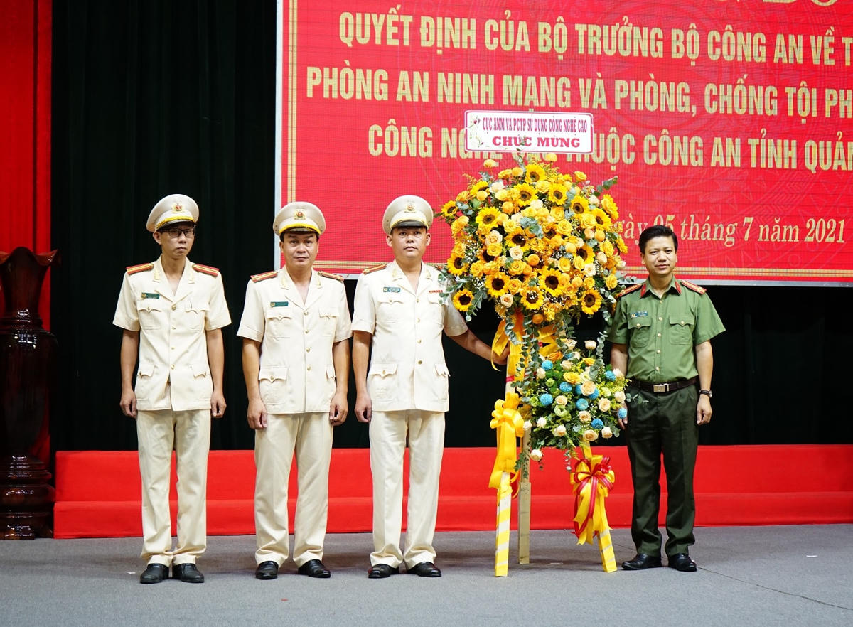 Lãnh đạo Bộ Công An tặng hoa chúc mừng Phòng PA05, Công an tỉnh Quảng Nam.