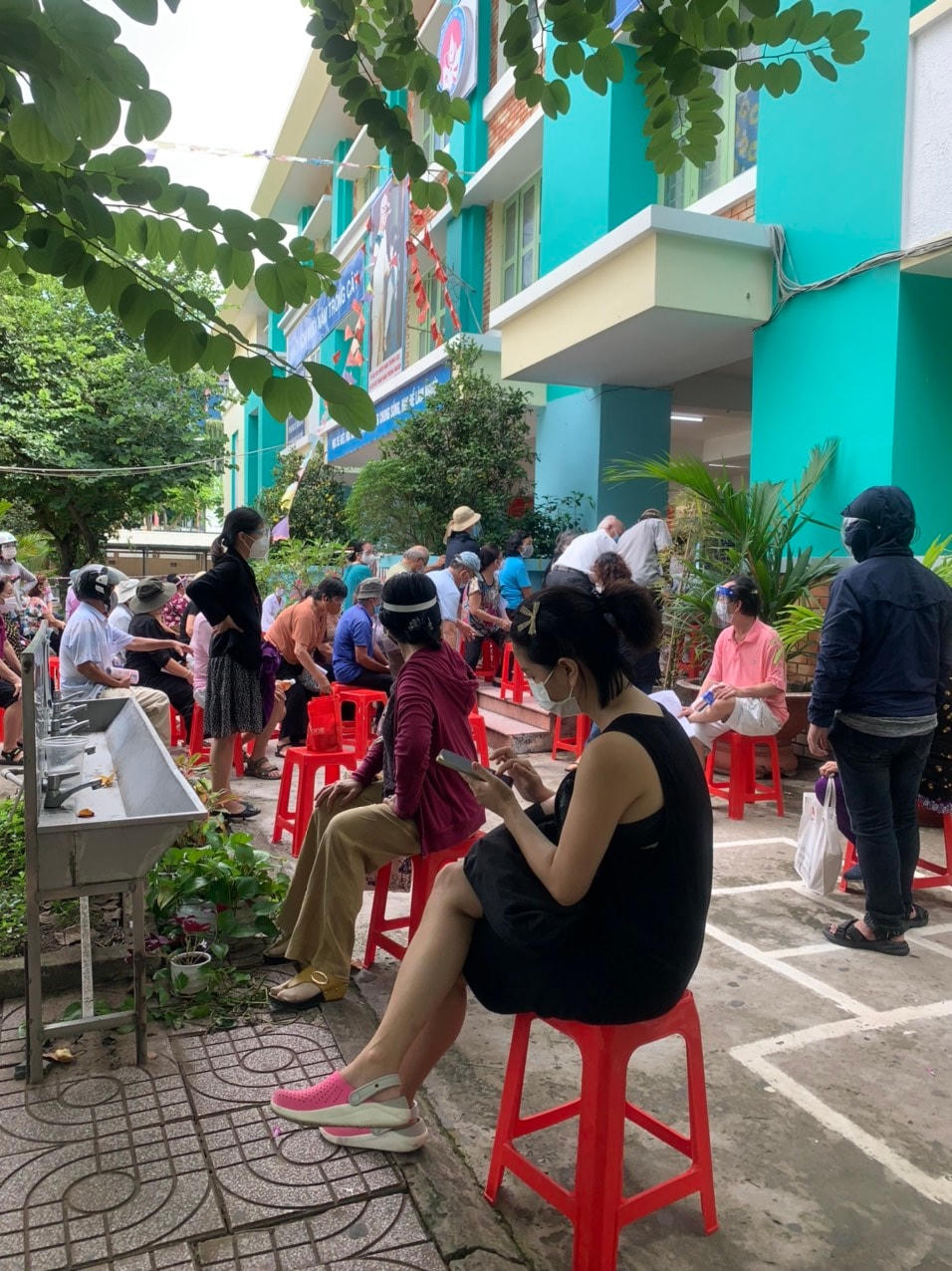 Thời gian qua, các điểm tiêm chủng vắc xin Covid-19 trên địa bàn TP HCM đều hoàn toàn miễn phí cho người dân. (Ảnh: Hồng Phúc).