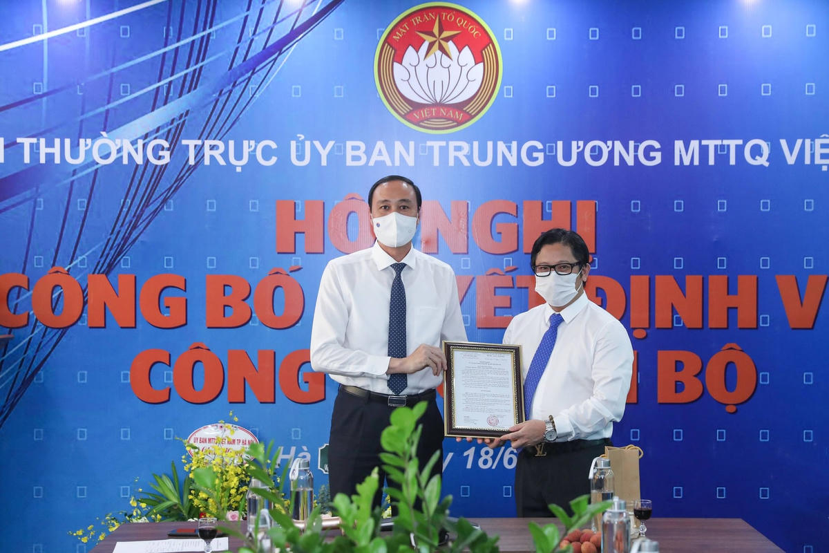 Ông Phùng Khánh Tài, Phó Chủ tịch UBTƯ MTTQ Việt Nam trao quyết định giao nhiệm vụ Quyền Tổng Biên tập báo Đại Đoàn Kết cho nhà báo Lê Anh Đạt. Ảnh: Quang Vinh.