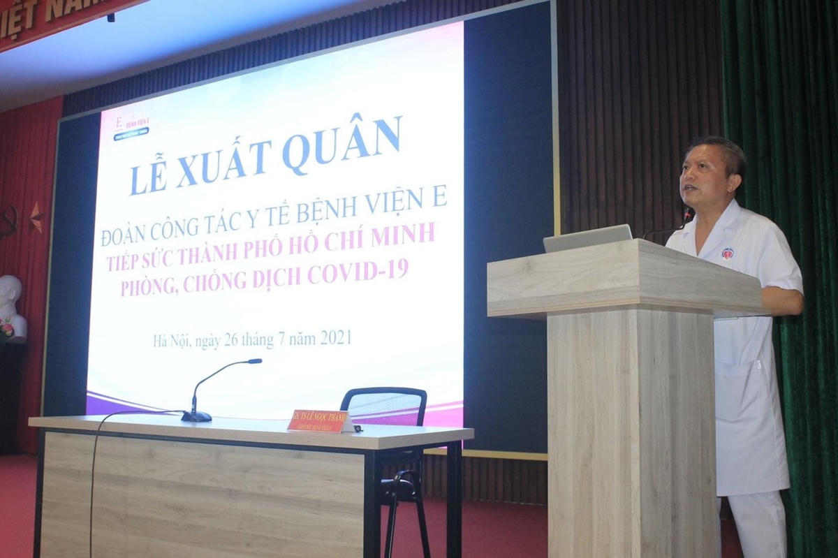 GS.TS Lê Ngọc Thành, Giám đốc Bệnh viện E đã tới hỏi thăm và động viên từng điều dưỡng, bác sĩ tham gia đoàn.