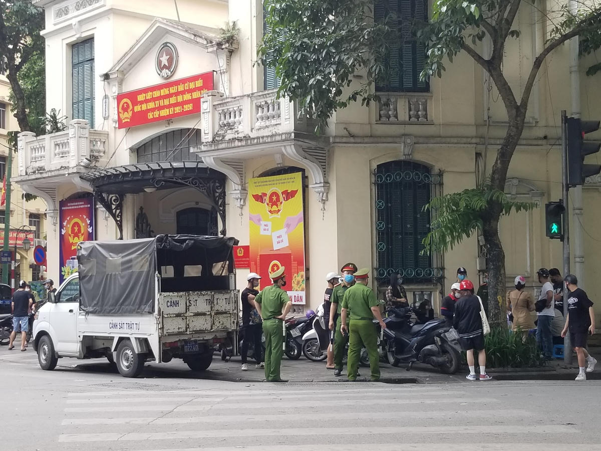Đến chiều ngày 1/5, lực lượng chức năng đã xử phạt hàng chục trường hợp không đeo khẩu trang nơi công cộng. Ảnh: Hoàng Chiến