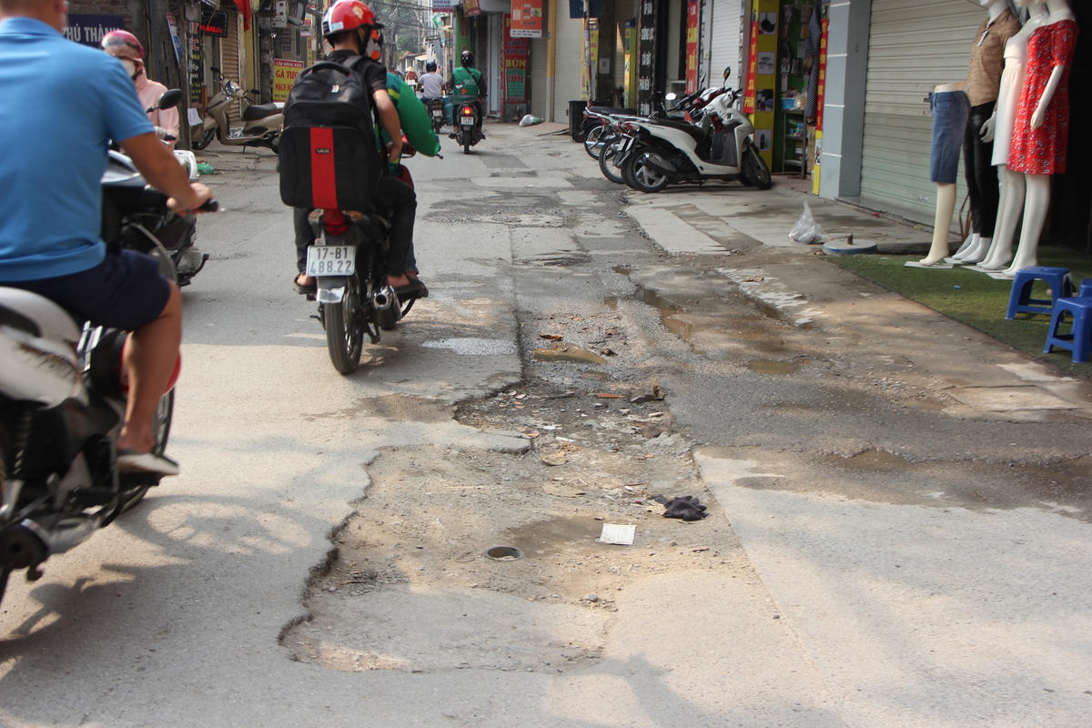 Đường phố Mễ Trì bị ‘cày nát’ vì dự án cải tạo đường ống nước sạch