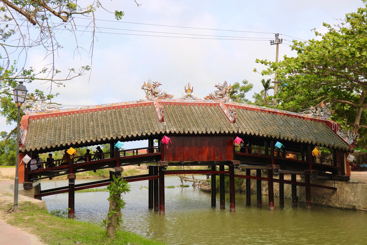Cách thành phố Huế khoảng 8 km về phía Đông Nam, cầu ngói Thanh Toàn (thuộc xã Thuỷ Thanh, thị xã Hương Thuỷ, tỉnh Thừa Thiên – Huế) – được xem là chiếc cầu gỗ xếp vào loại hiếm và có giá trị nghệ thuật cao trong nhiều chiếc cầu gỗ còn được lưu giữ ở Việt Nam.