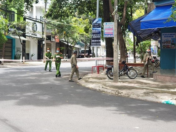Phong tỏa nhiều địa điểm liên quan 2 ca mắc Covid-19.