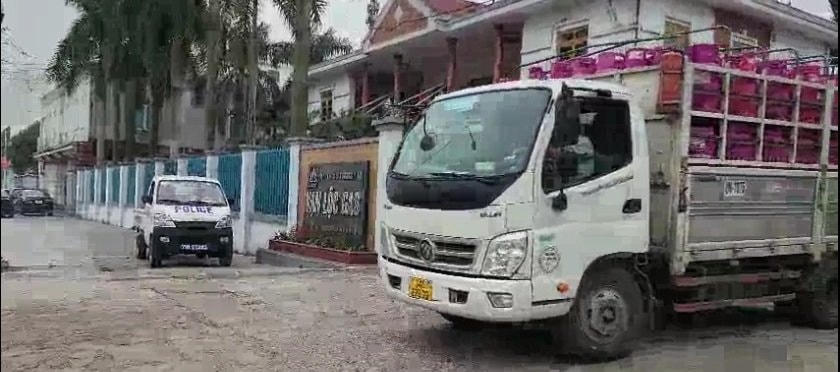 Hàng nghìn vỏ bình ga được phát hiện ở Công ty CP Kinh doanh và XNK khí Gas hoá lỏng Vạn Lộc có địa chỉ ở Lô CN4 - Khu công nghiệp Nguyên Khê, Nguyên Khê, Đông Anh đang có dấu hiếu tẩu tán vỏ bình gas. Ảnh chụp sáng ngày 29/3, khi cơ quan Công an đang vào cuộc tìm hiểu vụ việc. 