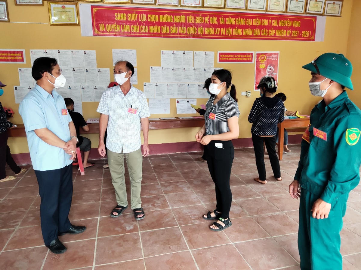 Phó Chủ tịch Trịnh Hữu Bàn kiểm tra, giám sát bầu cử tại xã Biển Động và xã Giáp Sơn, huyện Lục Ngạn.