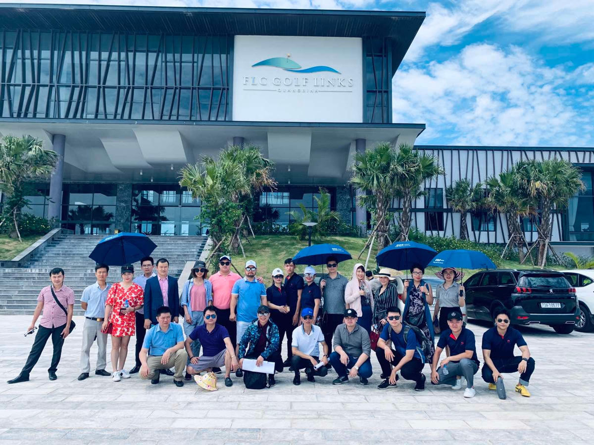 Ảnh 1: Đại diện các đại lý tham dự site tour dự án Quảng Bình