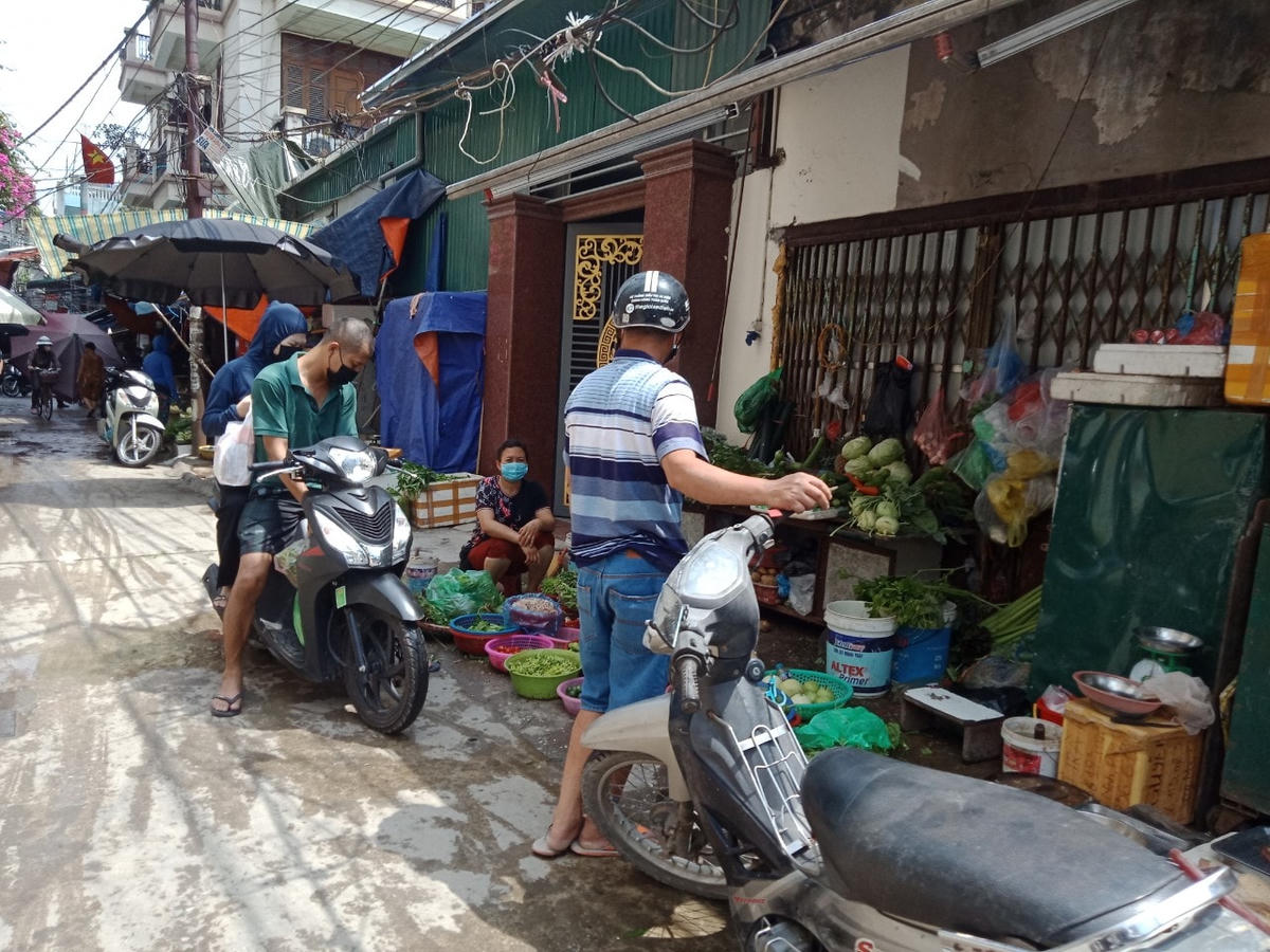 [ẢNH] Chợ tạm vẫn hoạt động, người dân còn lơ là chủ quan phòng dịch