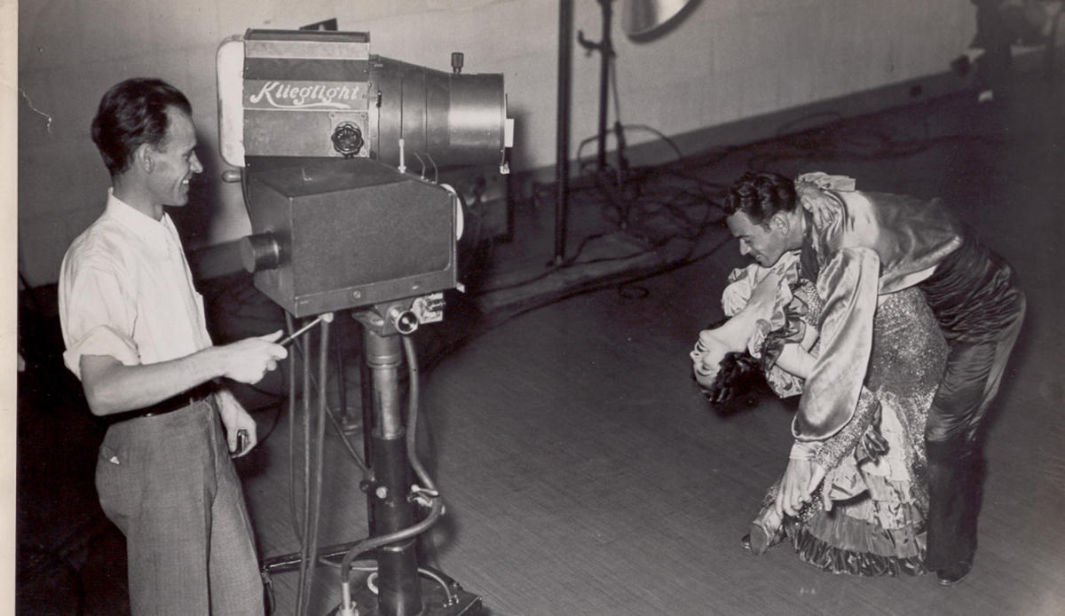 Philo Farnsworth cùng chiếc tivi điện tử của mình tại Viện Franklin ở Philadelphia năm 1935. Ảnh: The History of TV.