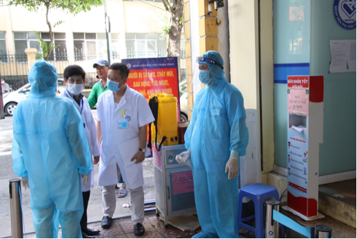 Bệnh viện Phụ sản Trung ương thực hiện công tác sàng lọc, phân luồng bệnh nhân. (Ảnh minh hoạ)