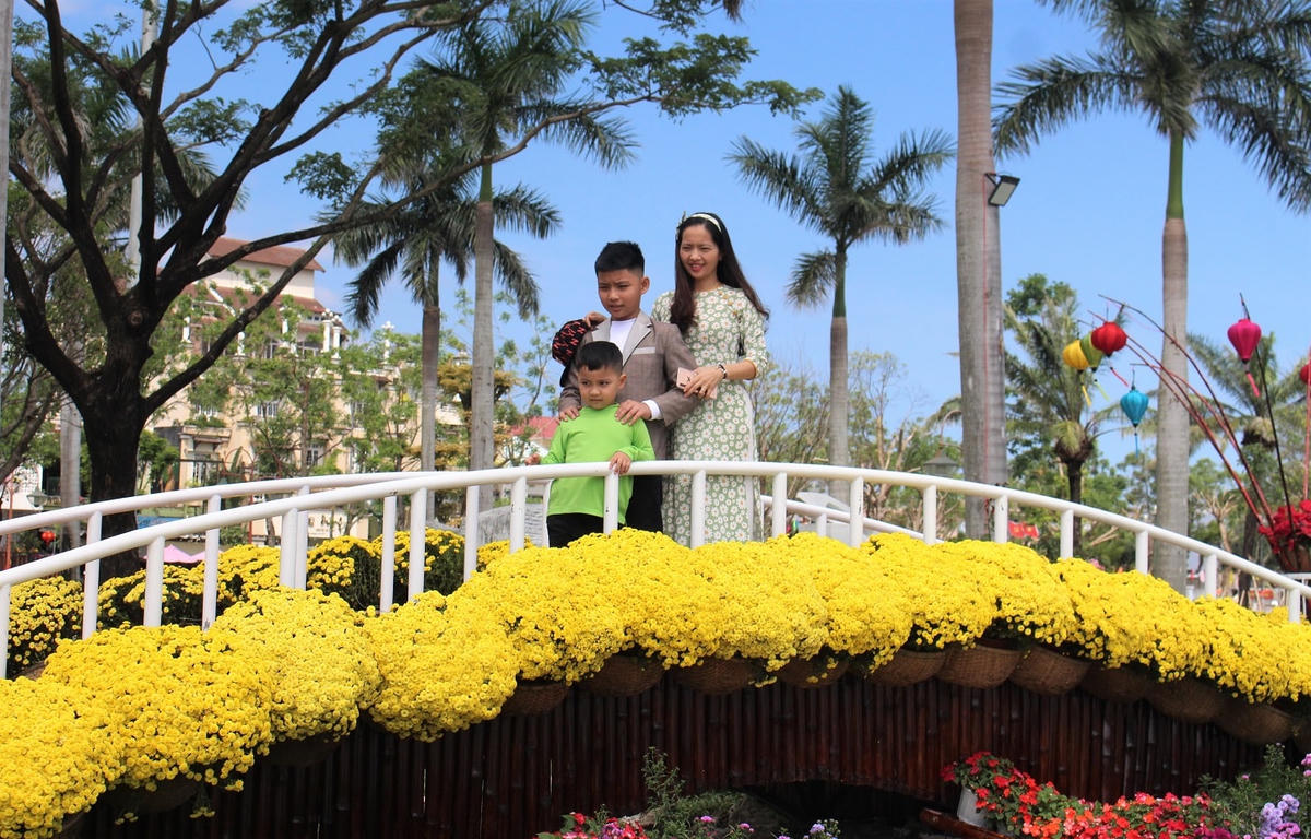 Nắng vàng, cúc vàng và muôn sắc hoa vừa lòng cho những gia đình du xuân.