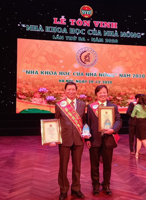 GS.TS Lê Huy Hàm (phải) trong lễ tôn vinh “Nhà khoa học của nhà nông” Sẵn sàng nêu chính kiến.